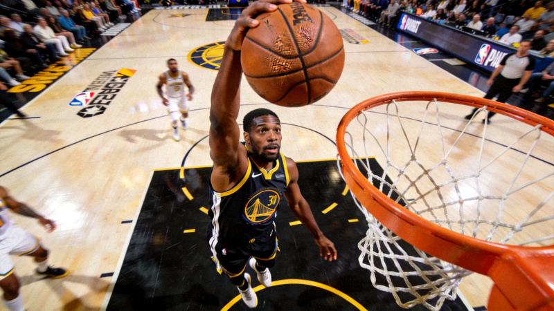 NBA季后赛篮球比赛直播画面，球员扣篮瞬间